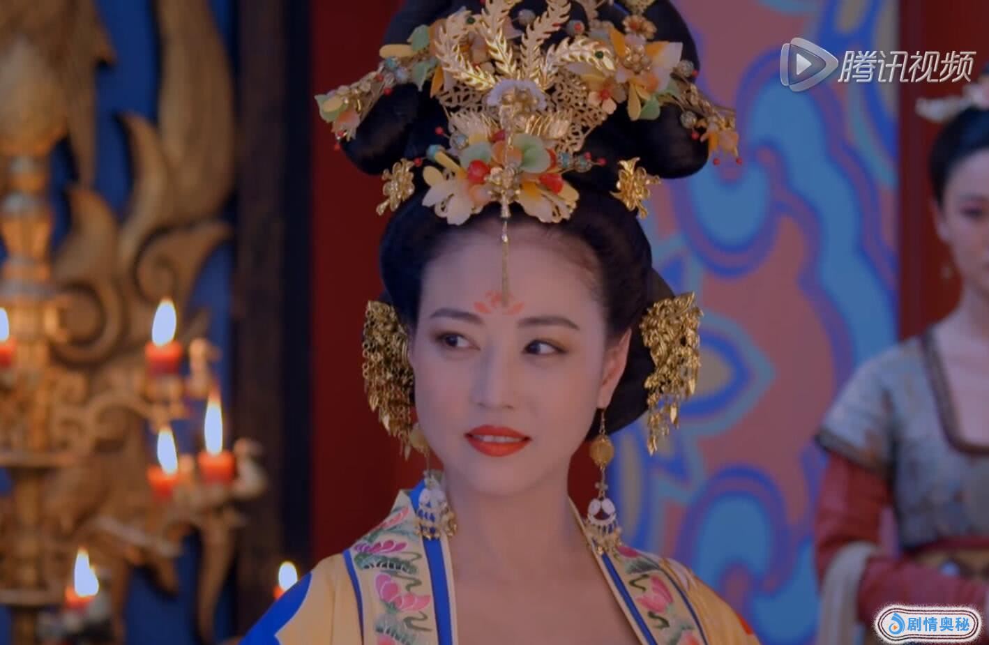 紫色 绿色的宫装搭配这款双环髻,这样的淑妃看起来有些老.