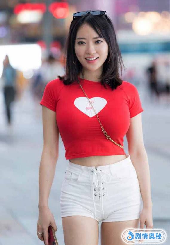 电视剧蒋聘婷身穿这件普通的红色t恤,搭上白色短裤,简直就像是从校园