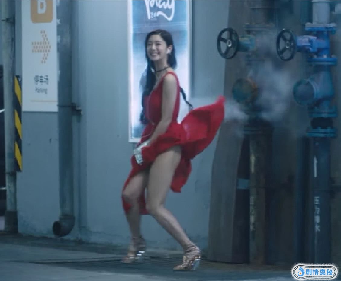 李成敏从不让人失望,当她裙子被吹起来的那一刻,网友炸锅了