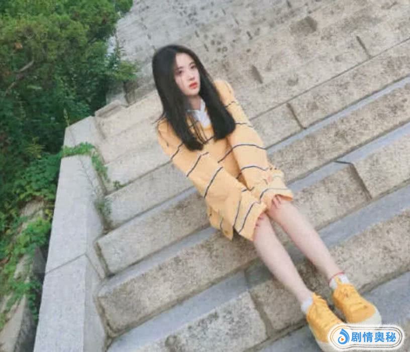 鞠婧祎的腿为何又细又直?看她坐姿就能明白,00后不要再翘腿了