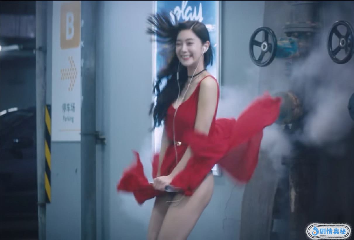 李成敏裙子被风吹起，吓得她赶紧用手遮挡，男粉丝们直接炸锅了!