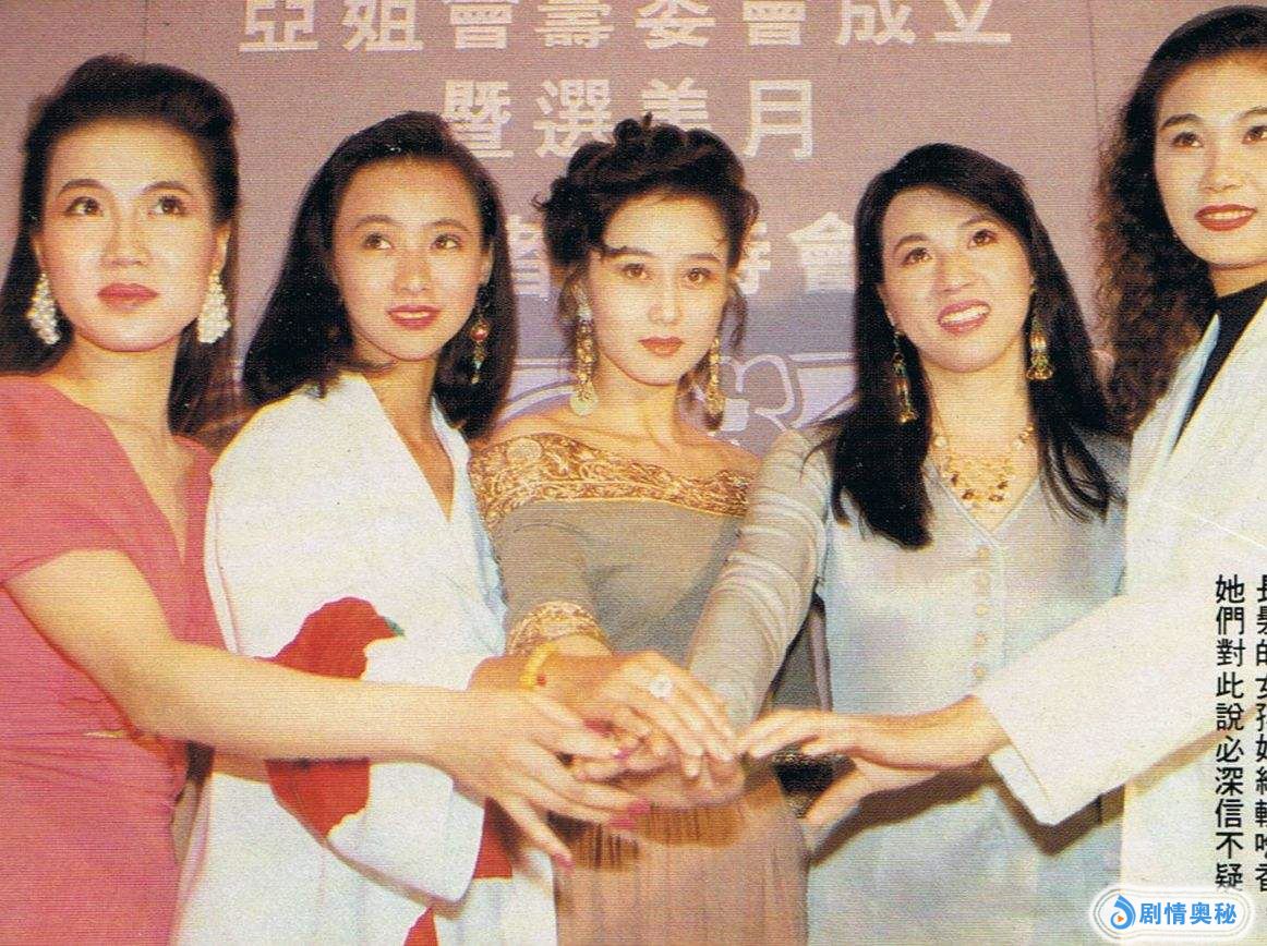 58岁利智近况曝光,美过原配黄秋燕,李连杰甘愿为她付出一切
