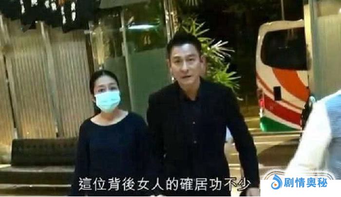 刘德华刚康复就复工,片场拍戏很认真,朱丽倩举动被赞是好老婆