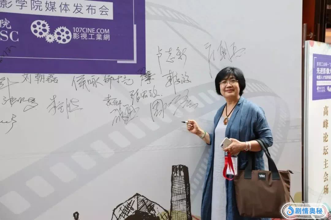 这部片子的导演水华对周新霞说:"周儿,如果戏太长了,宁愿剪情节,也要