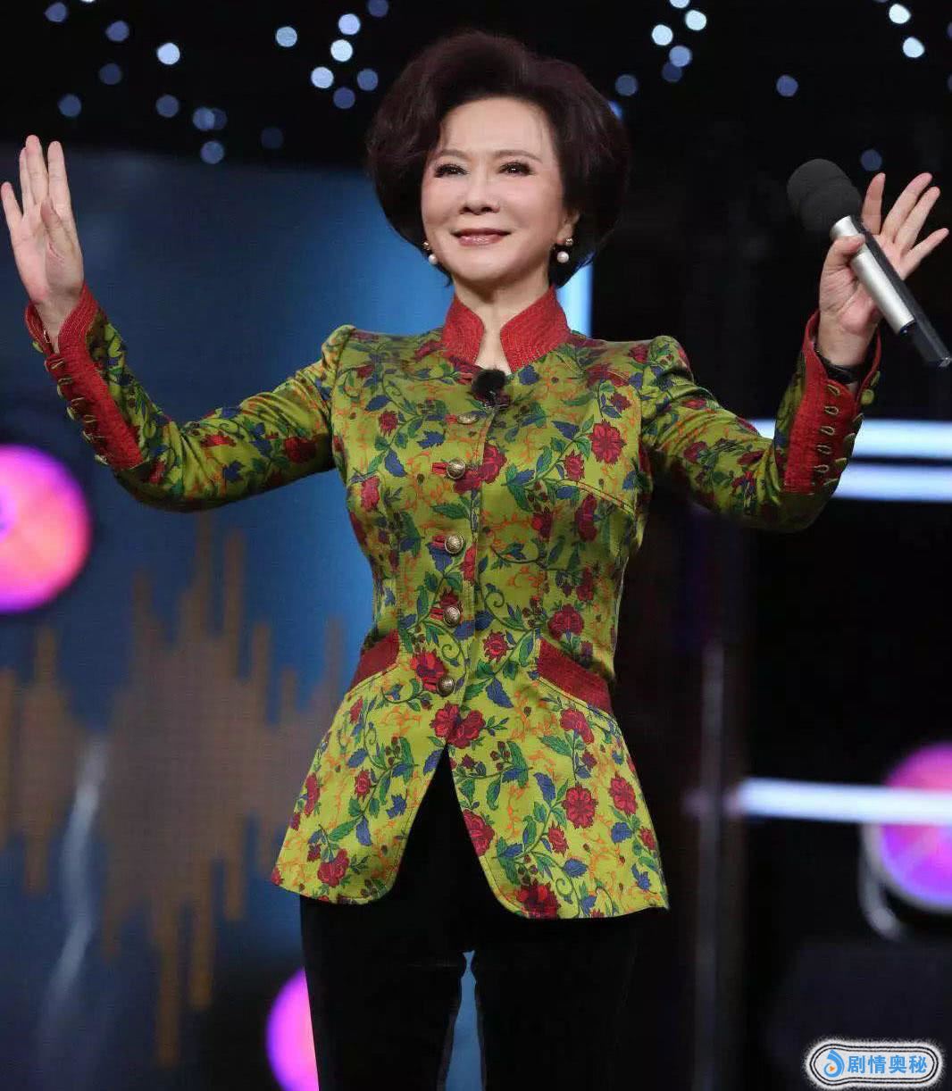 47岁闫妮瘦成和女儿似姐妹,55岁蔡明拍《男人装》说买菜照片