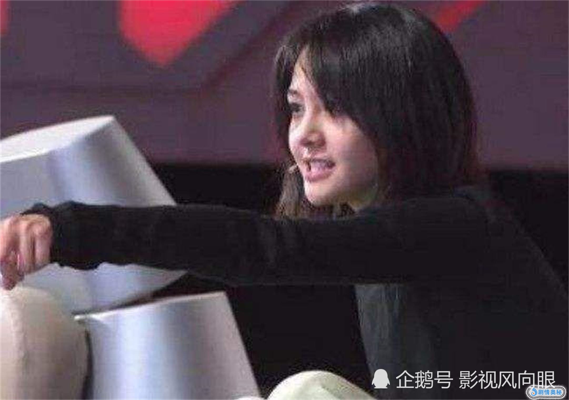 首先是郑爽,在银幕中以萌妹子形象示人的她,却在参加一档机器人对战的