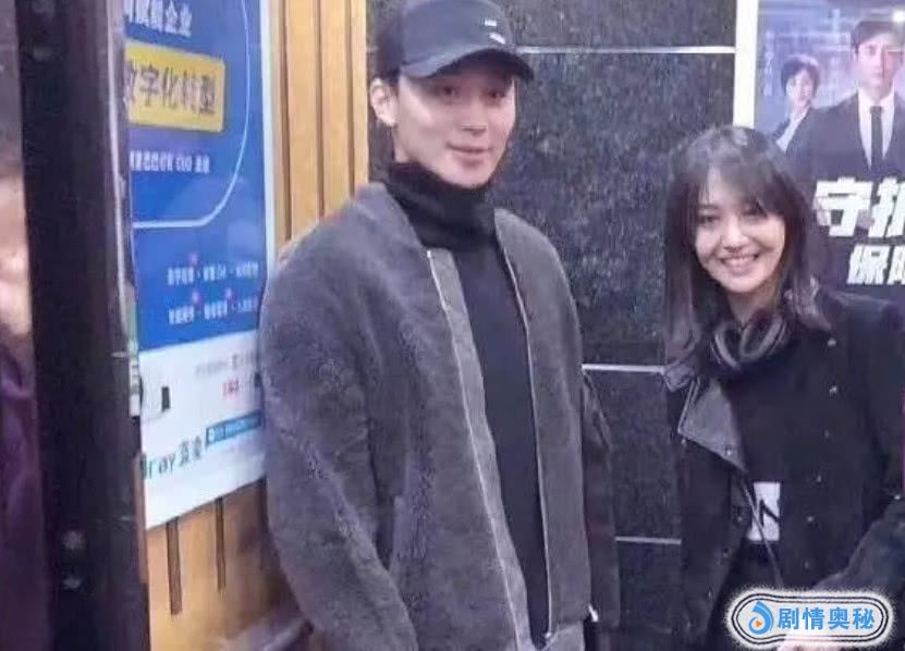 郑爽和男友张恒机场撒狗粮,穿情侣羽绒服,价格昂贵够付首付了!