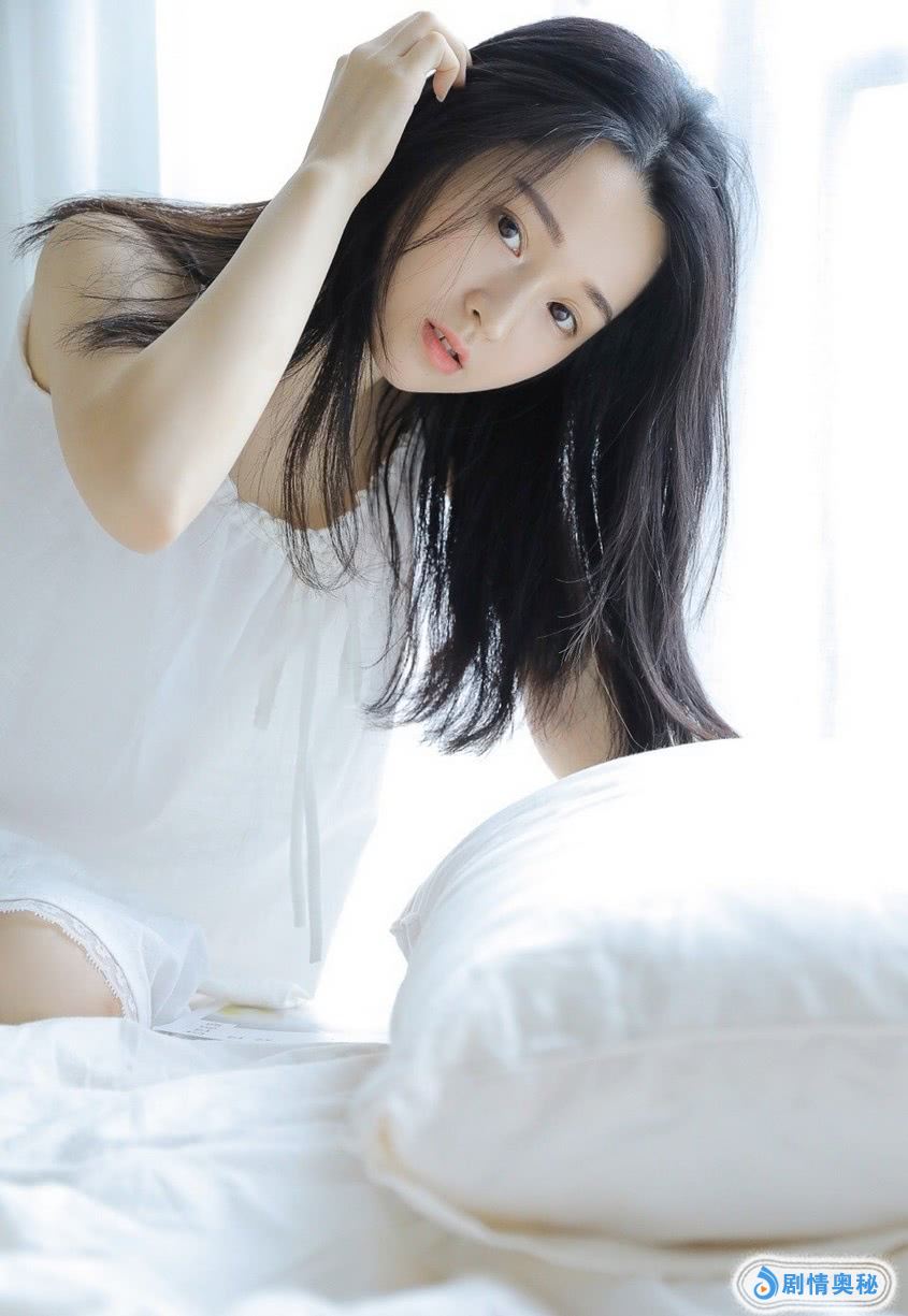 邻家女孩,一袭白裙映衬雪白肌肤,清纯气质一览无余