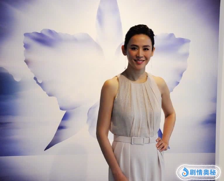 49岁宣萱晒素颜照,不美颜不p图大方真实,不当女神要当