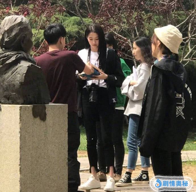 关晓彤现身北京电影学院,网友的镜头下的她,立马暴露了真实颜值