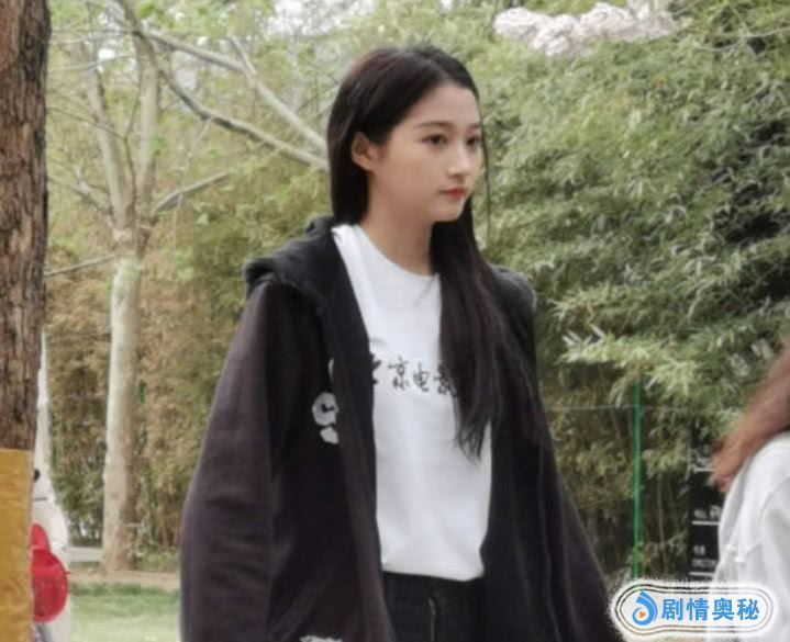 关晓彤现身北京电影学院,网友的镜头下的她,立马暴露了真实颜值
