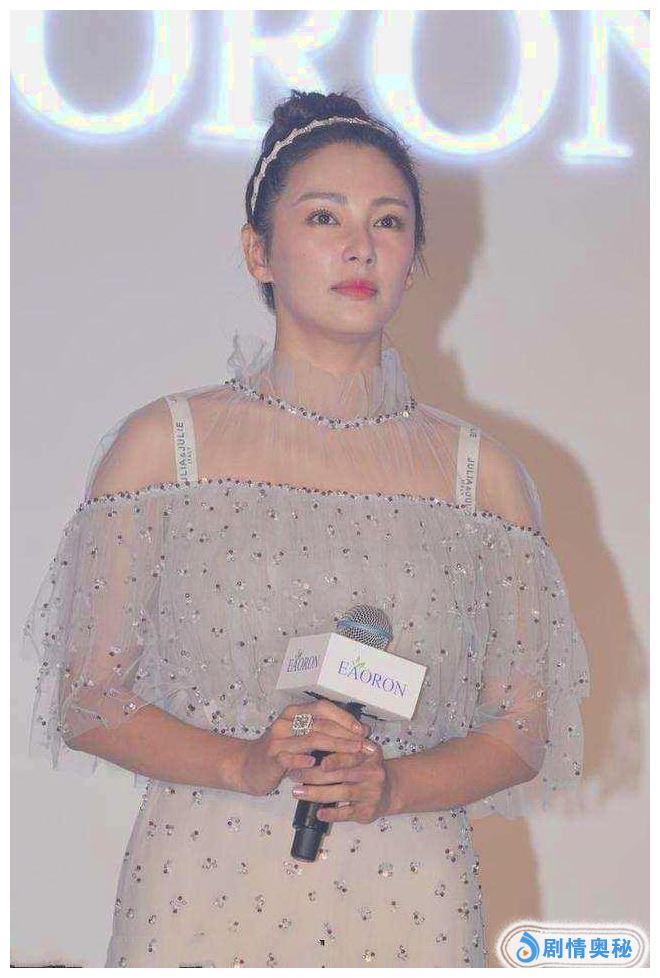 在一档综艺中,张雨绮穿衣服称出来体重也才差不多104,以她166的身高来