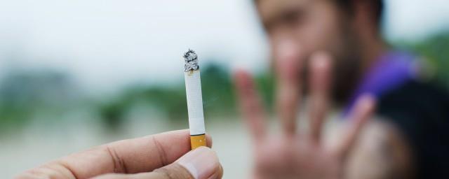 烟灰缸里别放水下半句