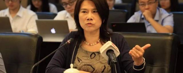 董明珠个人简短经历英语