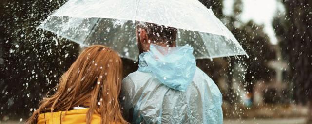 梦见下雨淋湿衣服好不好