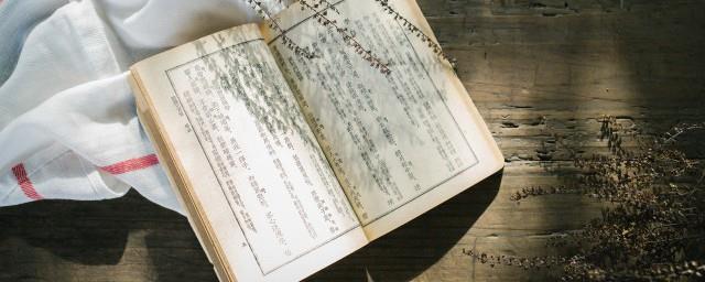 大明湖畔夏雨荷下一句