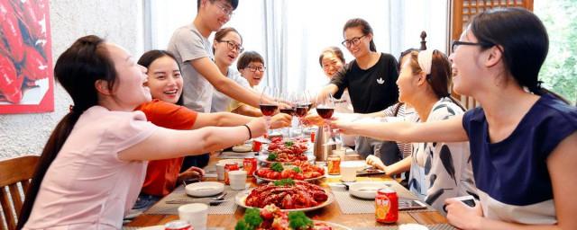 梦见请别人吃饭是什么意思