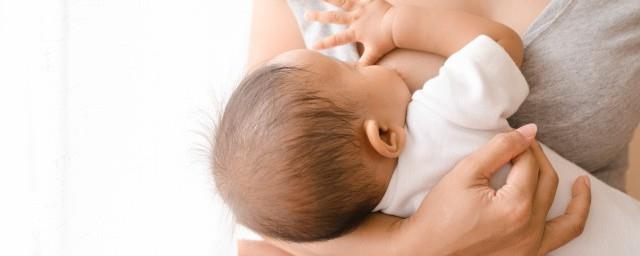 如何给宝宝母乳喂奶
