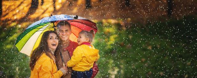 女人梦见大雨淋湿自己是什么意思