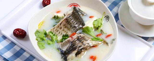 给产妇炖鲫鱼汤可以放点料酒吗