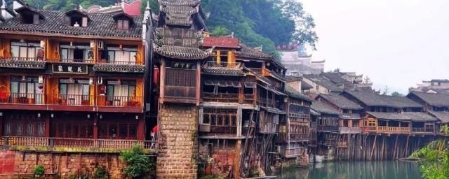 请问吊脚楼是哪个民族的传统民居