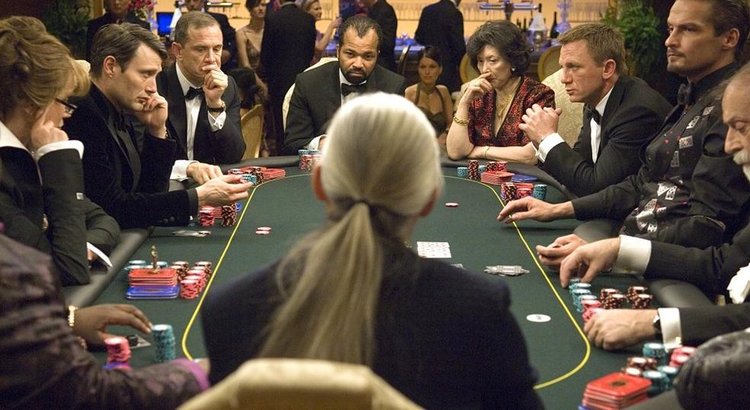 007:大战皇家赌场影片讲的什么？