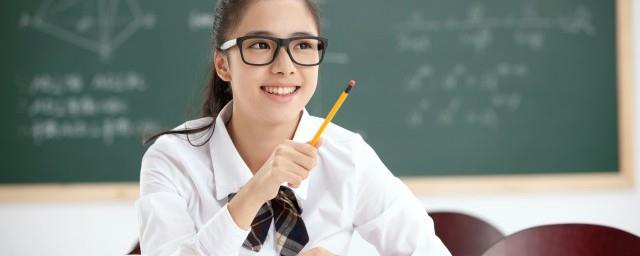 一个回字两边有两个喇叭打一成语