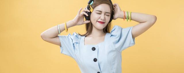 让他去飞一生所爱去追他说他不后悔是什么歌